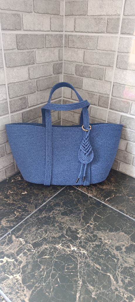 Джинсова красуня