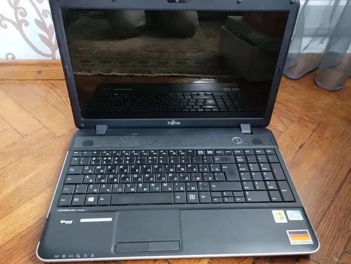 Ноутбук Fujitsu Lifebook AH512