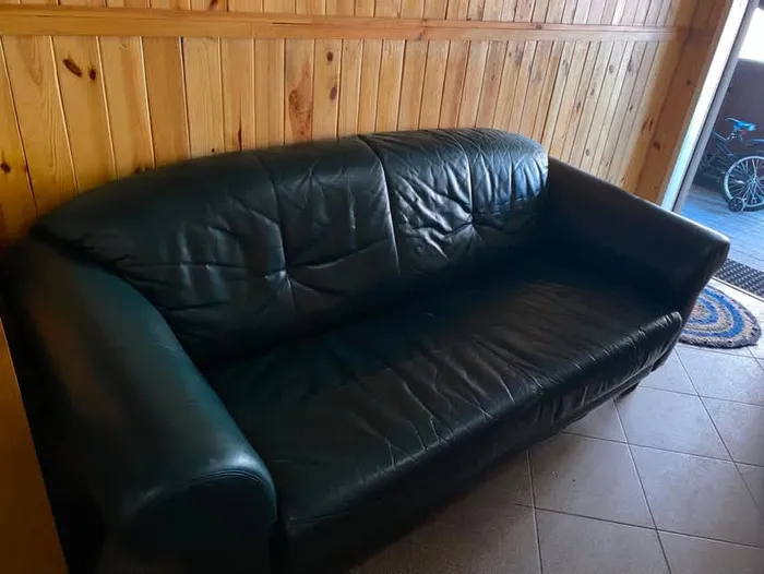 Диван для офісу  Продам зручний офісний диван у хорошому стані. Підійде для офісу, салону, студії, зони очікування або приймальні