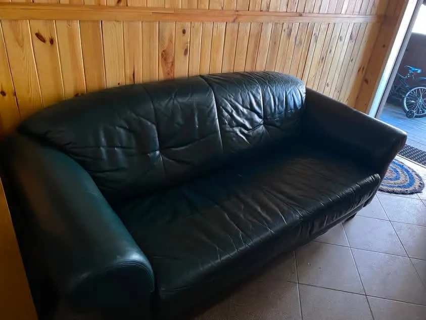 Диван для офісу  Продам зручний офісний диван у хорошому стані. Підійде для офісу, салону, студії, зони очікування або приймальні
