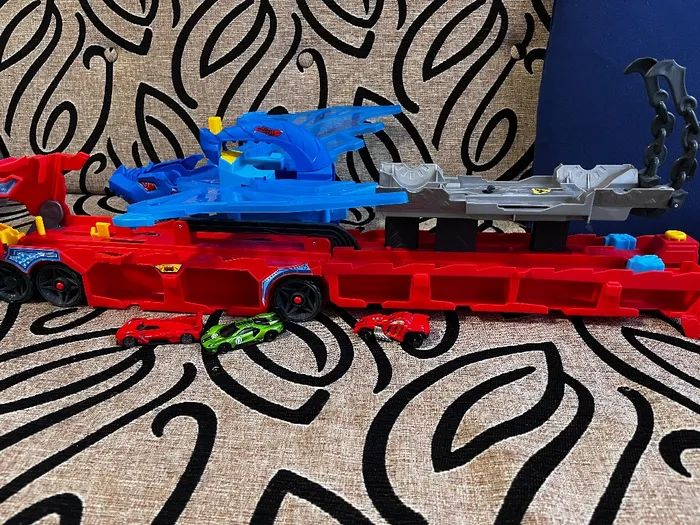 Транспортер-трансформер Hot Wheels Два дракони